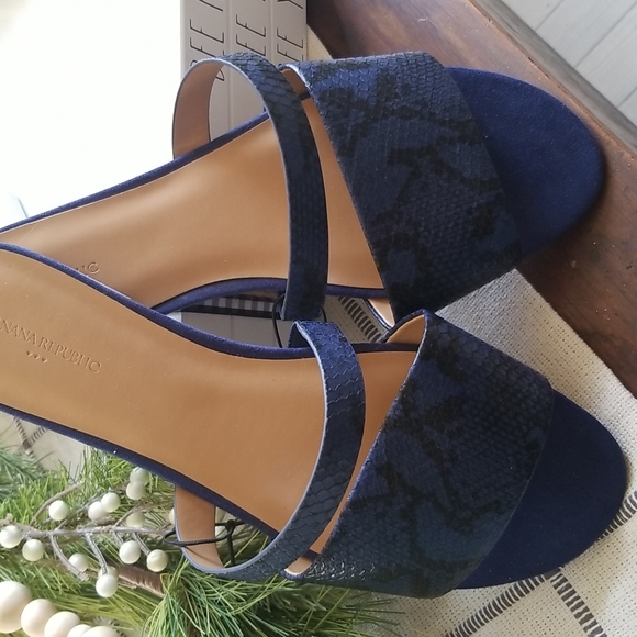 Banana Republic - Picture 1 of 6